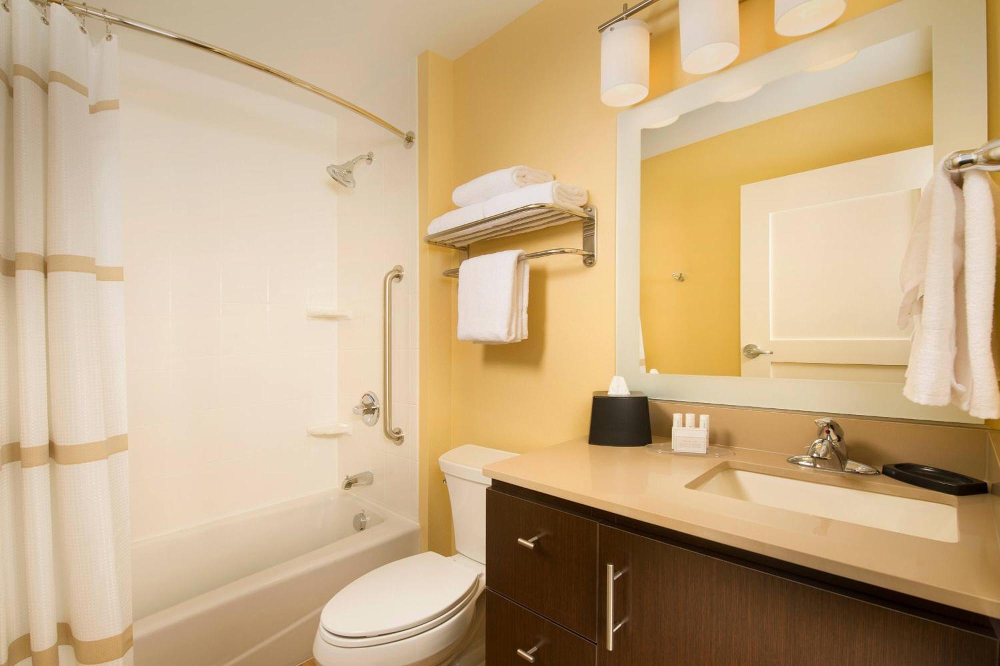Queen Studio with Adapted Tub - Mobility Accessible